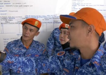 ANGGOTA APM Asajaya diberikan penerangan bagi kawasan kerap berlaku banjir agar bersiap sedia misi menyelamat.