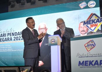 HAMZAH Zainudin selepas menyempurnakan sambutan Majlis Hari Pendaftaran Negara 2022, Putrajaya. - UTUSAN/FAIZ ALIF AHMAD ZUBIR