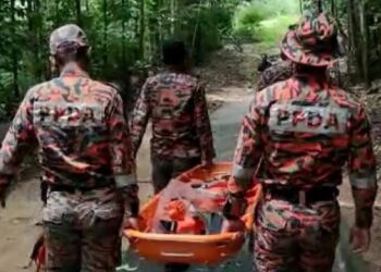 ANGGOTA bomba mengusung seorang lelaki warga Korea Selatan yang cedera selepas terjatuh semasa mendaki Air Terjun Telaga Tujuh di Gunung Mat Chinchang, Langkawi, hari ini.