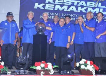 AHMAD Zahid Hamidi (dua dari kiri) dan Ismail Sabri Yaakob (tiga dari kiri) melakukan gimik perasmian Program Solidariti Kestabilan dan Kemakmuran di Kompleks UMNO Bagan Datuk hari ini. - UTUSAN/MUHAMAD NAZREEN SYAH MUSTHAFA