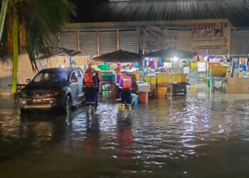 PASAR Awam Padang Matsirat yang turut terjejas akibat banjir di Langkawi, semalam.