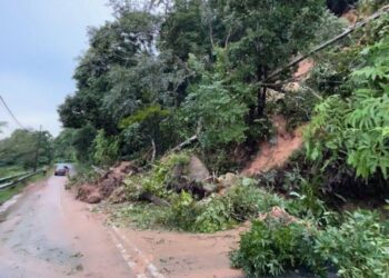 TANAH runtuh yang berlaku di laluan menuju ke puncak Gunung Raya di Langkawi, semalam.