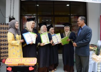 KAMARUDIN Abd. Akib (kanan) beramah mesra dengan peserta Program Keusahawanan Wanita Keda selepas majlis Lestari Beauty & Spa Desa Aman, Kulim di Kedah. -UTUSAN/AZAHAR HASHIM