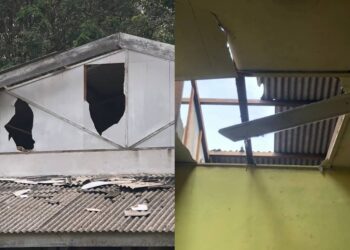 KEADAAN bumbung rumah yang rosak selepas seorang lelaki kurang siuman bertindak mencampak perabung atap dan bergelut dengan anggota penyelamat dalam kejadian di Kampung Bukit Tempayan, Tanjung Kling, Melaka.