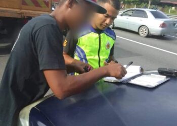 SEBANYAK 13 kompaun dikeluarkan oleh Unit Operasi JPJ Pulau Pinang terhadap pemandu kenderaan perdagangan khususnya pemandu lori yang menggunakan telefon bimbit ketika memandu di sekitar Seberang Jaya, Pulau Pinang.