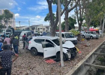 KEADAAN kereta yang terbabas dan merempuh gerai buah-buahan tepi jalan di Kilometer 1 Ayer Tawar-Sitiawan, di Ayer Tawar semalam. - UTUSAN/MEDIA SOSIAL