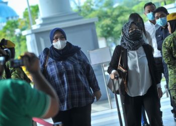 SITI Bainun Ahd Razali hadir di Mahkamah Sesyen Kuala Lumpur bagi perbicaraan kes mengabai dan menganiaya remaja sindrom Down, Bella. UTUSAN/MOHD. FIRDAUS MOHD. JOHARI.