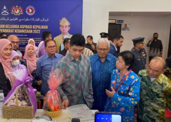 PEMANGKU Raja Pahang Tengku Mahkota Tengku Hassanal Ibrahim Alam Shah Ibni Al-Sultan Abdullah Ri’ayatuddin Al-Mustafa Billah Shah (tengah) berkenan berangkat pada majlis pelancarann Keluarga Aspirasi Kepulihan Peringkat Kebangsaan 2022 di Kuantan, Pahang. - UTUSAN/DIANA SURYA ABD WAHAB