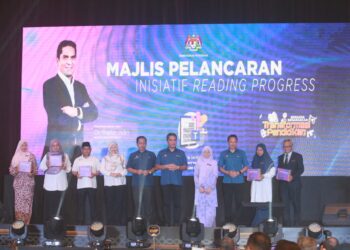 MOHD. Radzi Jidin (tengah) ketika melancarkan inisiatif Reading Progress di Mardhiyyah Hotel & Suites, Shah Alam, Selangor hari ini-UTUSAN / MOHAMAD NAUFAL MOHAMAD IDRIS