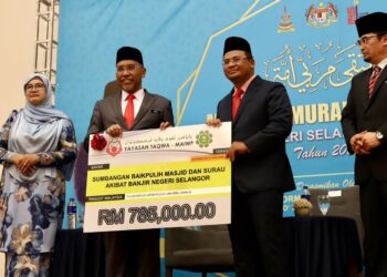 IDRIS Ahmad (dua kiri) menyerahkan peruntukan kewangan Murabbi Negeri Selangor kepada Menteri Besar Selangor, Datuk Seri Amirudin Shari pada Majlis Multaqa Murabbi Ummah Peringkat Negeri Selangor 2022 di Dewan Syarahan Muzakarrah Islam, Masjid Sultan Salahudin Abdul Aziz Shah, Shah Alam, Selangor hari ini. UTUSAN/ZULFADHLI ZAKI