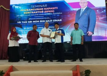 NOH Omar menyerahkan sijil penghargaan kepada peserta Seminar Pembangunan Kapasiti Kontraktor (SPKK) di Institut Pengurusan Peladang (IPP), Tanjong Karang di sini, petang semalam.