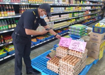 ANGGOTA penguat kuasa KPDNHEP mengadakan pemeriksaan di premis kedai bagi memastikan bekalan telur ayam mencukupi di negeri ini.