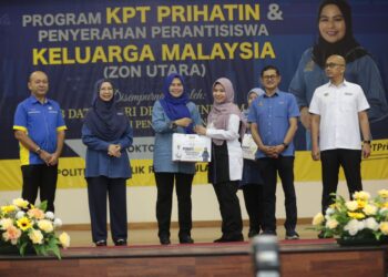 NORAINI AHMAD menyerahkan peranti kepada seorang mahasiswa  pada majlis penyerahan Peranti Siswa Keluarga Malaysia di Politeknik Balik Pulau, Balik Pulau, Pulau Pinang hari ini.