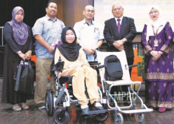 DR. Shaharum Shamsuddin (dua kanan) bersama tetamu bergambar dengan Amalin Qistina Amlaki pada majlis penyerahan Kerusi Roda dan Alatan Mobiliti Murid Berkeperluan Khas Sekolah-sekolah Negeri Kelantan di  Kampus Kesihatan USM, Kubang Kerian, Kelantan semalam. – UTUSAN/IHSAN USM