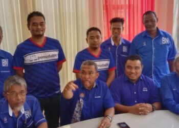 AZHAR Ahmad (depan, tengah) pada sidang akhbar di pejabat UMNO Bahagian Beruas di Beruas hari ini. - UTUSAN