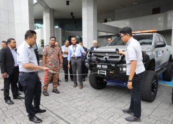 MOHD. Rashidi (depan, kiri) sedang memeriksa kelengkapan kenderaan milik MBSA pada Program Latih Amal dan Simulasi Menghadapi Banjir di Wisma MBSA hari ini.-UTUSAN/
ABDUL RAZAK IDRIS