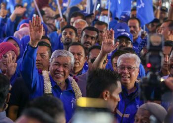 ISMAIL Sabri Yaakob bersama Ahmad Zahid Hamidi ketika hadir pada Program Solidariti Kestabilan dan Kemakmuran peringkat negeri Kedah di Dataran Serdang, Bandar Baharu hari ini. -UTUSAN/SHAHIR NOORDIN