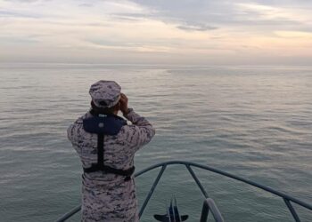 ANGGOTA APMM melakukan operasi pencarian mangsa di perairan Sekinchan.