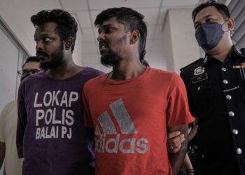 R. Shugenthiran (kiri) dan R. Mahendran (kanan) ketika tiba di Mahkamah Majistret Petaling Jaya hari ini. - UTUSAN/FAIZ ALIF