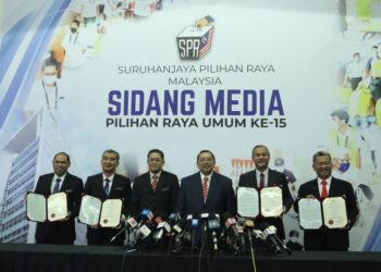 ABDUL Ghani Salleh ketika mengumumkan tarikh penting PRU15 di Menara SPR, Putrajaya. - UTUSAN/FAISOL MUSTAFA