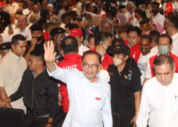 ANWAR Ibrahim disambut pemimpin dan ahli PH pada Konvensyen PH di Ipoh hari ini. - UTUSAN/MUHAMAD NAZREEN SYAH MUSTHAFA
