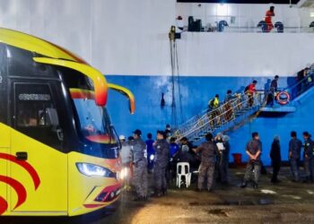 PATI warga Filipina yang diusir keluar dari Sabah melalui Pelabuhan Sandakan pada Selasa.-IHSAN JIM SABAH