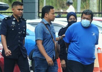 MOHD. Faizul Mohamad Ali Kamil (kanan) dibawa ke Mahkamah Majistret Seremban hari ini bagi didakwa atas pertuduhan membunuh seorang warga emas bergelar datin, pada 23 September lalu. - UTUSAN/MOHD. SHAHJEHAN MAAMIN