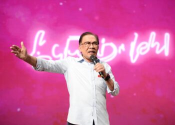 ANWAR Ibrahim berucap pada Konvensyen PH di Ipoh. - UTUSAN/MUHAMAD NAZREEN SYAH MUSTHAFA