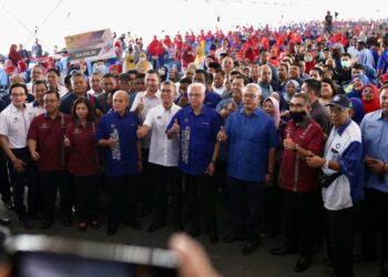 ISMAIL Sabri Yaakob bersama Tengku Zafrul Tengku Aziz dan Noh Omar bergambar sewaktu Majlis Perasmian Karnival Usahawan dan Koperasi di Dataran Eco Grandeur, Puncak Alam, Selangor. - UTUSAN/ZULFADHLI ZAKI