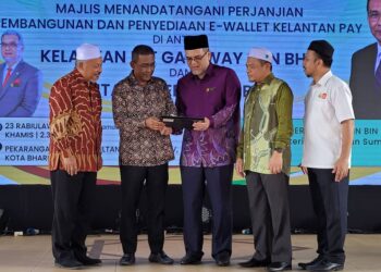 TAKIYUDDIN Hassan (dua dari kiri) ketika melakukan gimik pelancaran Kelantan Go Digital di pekarangan Stadium Sultan Muhammad IV, Kota Bharu, Kelantan. - UTUSAN/MUSTAQIM MOHAMED