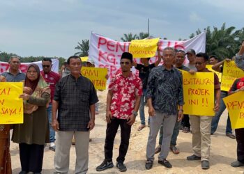 PENDUDUK Kampung Tanjung Sepat, Sepang membuat bantahan terhadap projek pembinaan ladang ternakan ayam. - UTUSAN/KAMARIAH KHALIDI