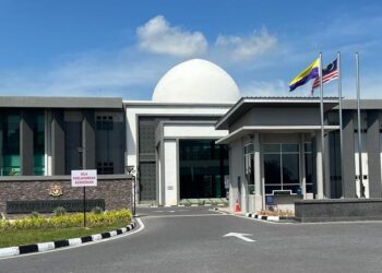 TIGA remaja berusia 17 dan 16 tahun  merogol seorang gadis berusia 13 tahun secara berasingan pada 8 hingga 10 Oktober lalu didakwa di Mahkamah Majistret Kangar, Perlis hari ini. -UTUSAN/ASYRAF MUHAMMAD