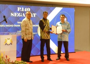 AZMI ROHANI (tengah) menyampaikan writ kepada Pegawai Pengurus PRU15 Johor  di Hotel Holiday Inn, Johor Bahru.