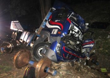 SEORANG kelindan lori maut apabila kenderaan yang dinaikinya itu terbabit dalam nahas di Kilometer 223, Lebuhraya Utara-Selatan (arah Selatan), di Rembau awal pagi tadi. - GAMBAR IHSAN POLIS