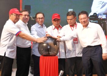 MOHAMAD Sabu (tiga dari kanan) melakukan gimik pelancaran Konvensyen PH bersama pemimpin parti itu di Ipoh semalam. - UTUSAN/MUHAMAD NAZREEN SYAH MUSTHAFA