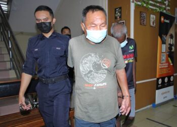CHIN Ling Sin (tengah)  dihadapkan ke Mahkamah Majistret Ipoh hari ini atas tuduhan membunuh seorang lelaki warga emas, Ahad lalu. - UTUSAN/MUHAMAD NAZREEN SYAH MUSTHAFA