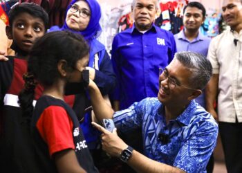 TENGKU Zafrul Tengku Abdul Aziz menyantuni penerima sumbangan sewaktu Program Perihatin Yayasan TZA (Diwali) di Bestari Jaya, Kuala Selangor pada hari ini. UTUSAN/ZULFADHLI ZAKI