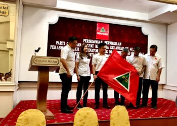MAK Kah Keong (tiga dari kiri) memegang bendera parti Gerakan di Majlis Perasmian Persidangan Perwakilan Parti Negeri Kelantan di Hote Crystal Lodge,  Kota Bharu, Kelantan hari ini.-UTUSAN/ROSLIZA MOHAMED