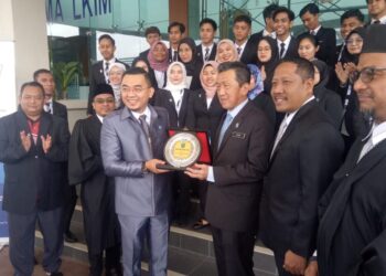 MOHD. Al HAFIZI Abu Bakar menyerahan plak kepada Kang Tong Hum selepas perasmian Persidangan Dewan Muda MAYC dekat Putrajaya hari ini. - UTUSAN/AMREE AHMAD