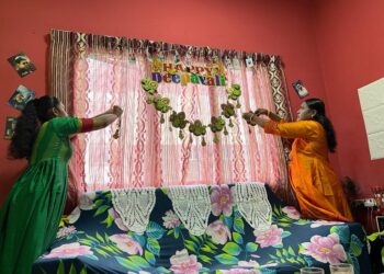 P. Rani Gunasuntari (kanan) bersama anak perempuannya menghias rumah bagi menyambut perayaan Deepavali Isnin ini dirumahnya di PPR Gua Musang, Kelantan.-UTUSAN/AIMUNI TUAN LAH