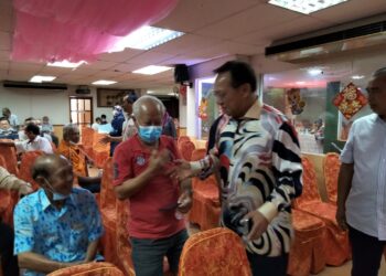 HASNI MOHAMMAD bersalaman dengan hadirin pada Mesyuarat Agung Koperasi Nelayan Pontian Berhad di Pontian.