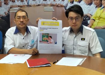 FRANCIS GOH (kiri) dan Jeffrey Ooi (kanan) dalam sidang akbar berkaitan isu projek LRT Komtar ke Bayan Lepas di Wisma MCA, George Town, Pulau Pinang hari ini.