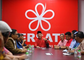 RAZALI Idris (tengah) mempengerusikan Mesyuarat Khas PRU15 Bersatu Terengganu di Kuala Terengganu, hari ini.  - UTUSAN/PUTRA HAIRRY ROSLI