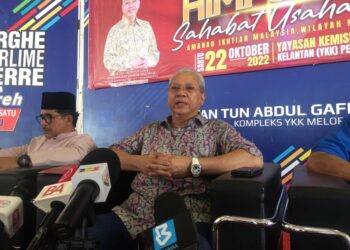 ANNUAR Musa pada sidang akhbar di Kompleks Yayasan Kemiskinan Kelantan (YKK), Melor,Kelantan hari ini. UTUSAN/ROSMIZAN RESDI
