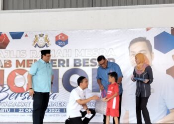 ONN HAFIZ GHAZI menyampaikan sumbangan pada Majlis Ramah Mesra Bersama Masyarakat Tanjung Piai di SMK Sri Kukup, di Pontian.