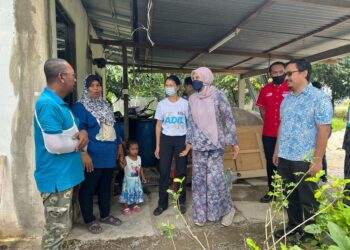 NURUL Izzah Anwar (tiga dari kanan) bertanyakan khabar kepada salah seorang penduduk sewaktu meninjau Kampung Kota Kayang, Kangar, Perlis hari ini. -UTUSAN/ASYRAF MUHAMMAD