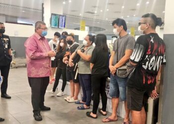 SEBAHAGIAN mangsa skim penipuan tawaran pekerjaan di Kemboja yang berjaya diselamatkan dan dibawa pulang ke Malaysia. - Ihsan Wisma Putra