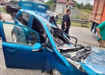 Keadaan kereta mangsa yang dihempap lori kontena di Jalan Sungai Pinang, Klang di sini, semalam