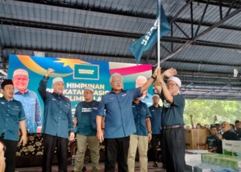 HAMZAH Zainudin (dua dari kanan) memegang bendera PN pada  Perhimpunan PN di Selama, Larut hari ini. - UTUSAN/WAT KAMAL ABAS
