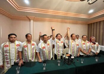 PETER Anthony (tengah) memperkenalkan calon parti KDM, Winston Liaw (tiga kanan) dan Wetrom Bahanda (tiga kiri) semasa majlis solidariti KDM di Kota Kinabalu semalam.